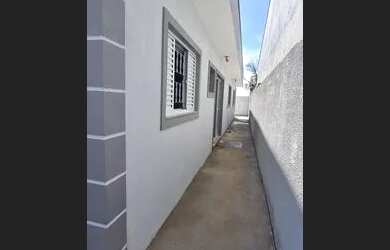 Imagem: A casa possui 2 Dormitórios, 2 Banheiros, 2 Vagas na garagem