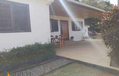 Imagem: A casa possui 5 Dormitórios, 3 Banheiros e 2324m² de Área