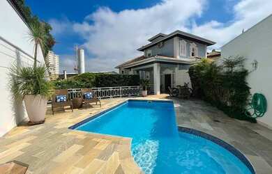 Imagem: A casa em condomínio possui 4 Dormitórios, 4 Banheiros, 4