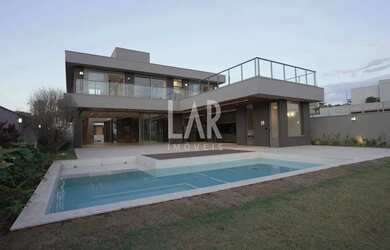 Imagem: A casa em condomínio possui 4 Dormitórios, 5 Banheiros, 3