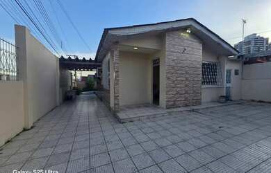 Imagem: A casa possui 3 Dormitórios, 3 Banheiros, 3 Vagas na garagem