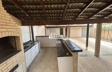 Imagem: A casa possui 3 Dormitórios, 4 Banheiros, 2 Vagas na garagem