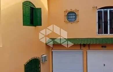 Imagem: A casa possui 4 Dormitórios, 3 Banheiros, 2 Vagas na garagem