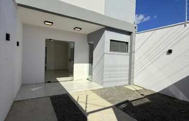 Imagem: A casa possui 2 Dormitórios, 2 Banheiros, 2 Vagas na garagem