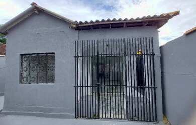 Imagem: A casa possui 3 Dormitórios, 1 Banheiro, 1 Vaga na garagem