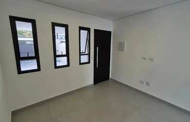 Imagem: A casa possui 3 Dormitórios, 3 Banheiros, 3 Vagas na garagem