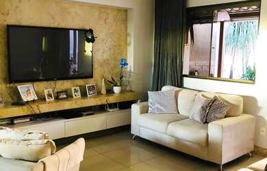 Imagem: A casa possui 3 Dormitórios, 2 Banheiros, 4 Vagas na garagem