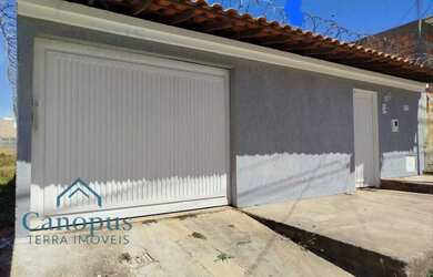 Imagem: A casa possui 3 Dormitórios, 2 Banheiros, 2 Vagas na garagem