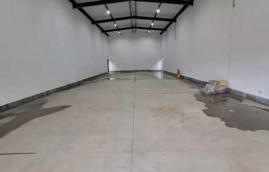 Imagem: O depósitoe possui 4 Vagas na garagem, 250-0m² de Área está