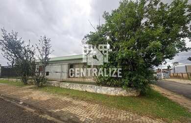 Imagem: A casa possui 3 Dormitórios, 2 Banheiros, 2 Vagas na garagem