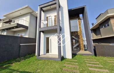 Imagem: A casa possui 4 Dormitórios, 2 Banheiros, 1 Vaga na garagem