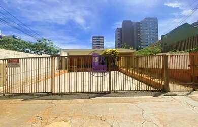 Imagem: A casa possui 3 Dormitórios, 2 Banheiros, 5 Vagas na garagem