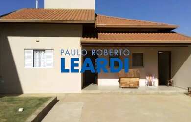 Imagem: A casa possui 2 Dormitórios, 3 Banheiros, 5 Vagas na garagem