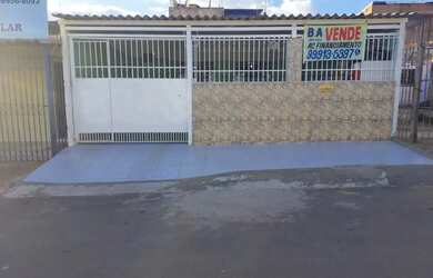 Imagem: A casa possui 2 Dormitórios, 2 Banheiros, 2 Vagas na garagem