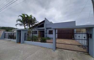 Imagem: A casa possui 3 Dormitórios, 1 Banheiro, 2 Vagas na garagem