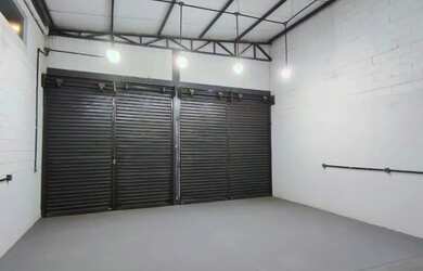 Imagem: O depósito possui 1 Vaga na garagem, 120m² de Área e está