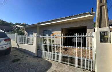 Imagem: A casa possui 3 Dormitórios, 2 Banheiros, 1 Vaga na garagem