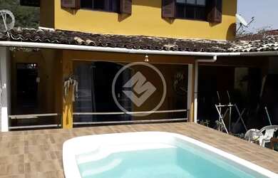 Imagem: A casa possui 3 Dormitórios, 3 Banheiros, 4 Vagas na garagem