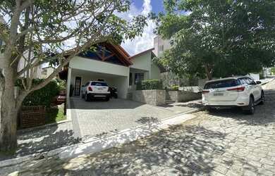 Imagem: A casa em condomínio para alugar possui 3 Dormitórios, 5 Banheiros