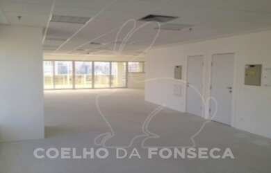 Imagem: O depósito possui 5 Vagas na garagem, 428m² de Área e está