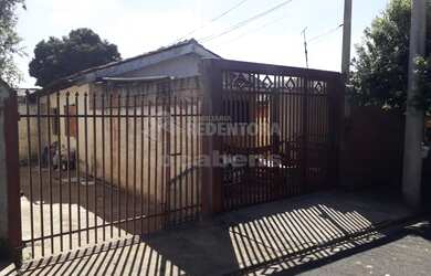 Imagem: A casa possui 3 Dormitórios, 2 Banheiros, 3 Vagas na garagem