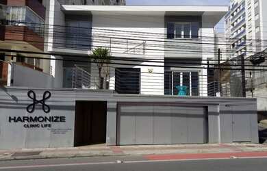 Imagem: A casa possui 3 Banheiros, 2 Vagas na garagem e 330m² de Área