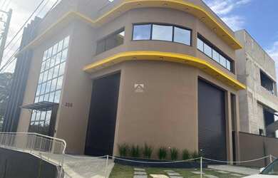 Imagem: O depósito possui 5 Vagas na garagem, 590m² de Área, Imóvel