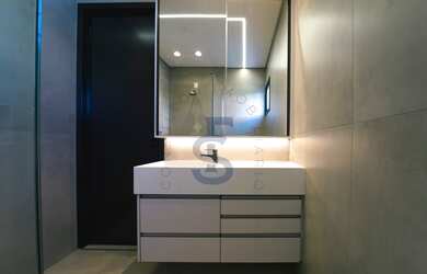 Imagem 16: Sobrado em condominio na Zona Sul com móveis planejados e elevador instalado