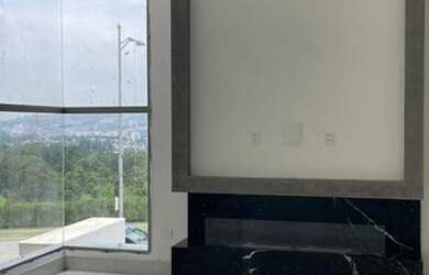 Imagem: A casa em condomínio possui 4 Dormitórios, 4 Banheiros, 4