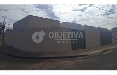 Imagem: A casa possui 3 Dormitórios, 1 Banheiro, 1 Vaga na garagem