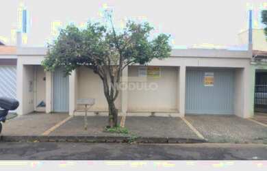 Imagem: A casa possui 3 Dormitórios, 1 Banheiro, 4 Vagas na garagem