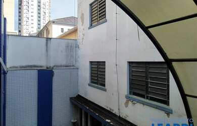 Imagem: O depósito possui 5 Vagas na garagem e 3310m² de Área e está