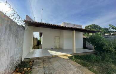 Imagem: A casa possui 3 Dormitórios, 2 Banheiros, 2 Vagas na garagem