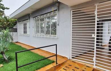 Imagem: A casa possui 5 Dormitórios, 3 Banheiros, 2 Vagas na garagem