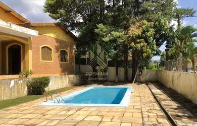 Imagem: A casa possui 5 Dormitórios, 5 Banheiros, 4 Vagas na garagem