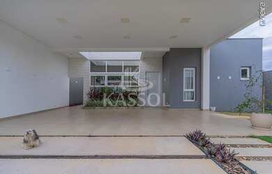 Imagem: A casa possui 1 Dormitório, 3 Banheiros, 5 Vagas na garagem