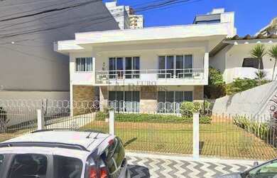 Imagem: A casa possui 4 Dormitórios, 3 Banheiros, 5 Vagas na garagem