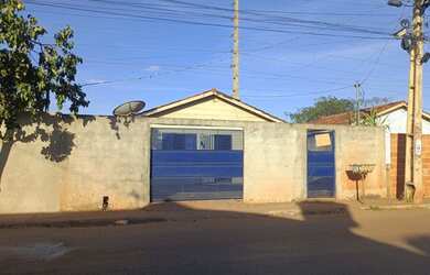 Imagem: A casa possui 2 Dormitórios, 2 Banheiros, 2 Vagas na garagem