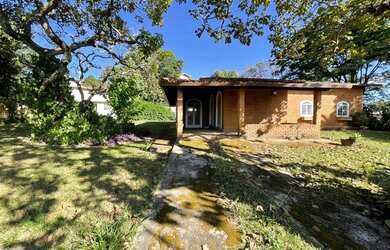 Imagem: A casa possui 3 Dormitórios, 1 Banheiro, 2 Vagas na garagem