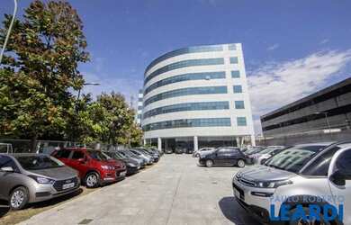 Imagem: O depósito possui 5 Vagas na garagem, 1.500m² de Área e