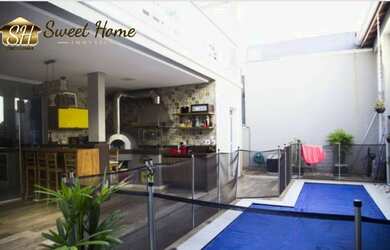 Imagem: A casa possui 4 Dormitórios, 5 Banheiros, 4 Vagas na garagem