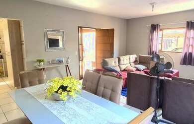 Imagem: A casa possui 3 Dormitórios, 2 Banheiros, 2 Vagas na garagem