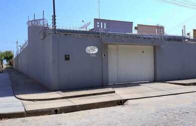 Imagem: A casa possui 3 Dormitórios, 2 Banheiros, 3 Vagas na garagem