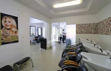 Imagem: O depósito possui 5 Vagas na garagem, 450m² de Área e está