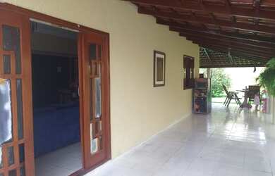 Imagem: A casa possui 2 Dormitórios, 2 Banheiros, 3 Vagas na garagem