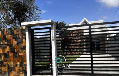 Imagem: A casa possui 4 Dormitórios, 2 Banheiros, 4 Vagas na garagem