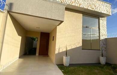 Imagem: A casa possui 3 Dormitórios, 2 Banheiros, 2 Vagas na garagem