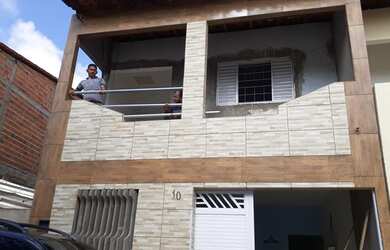 Imagem: A casa possui 4 Dormitórios, 2 Banheiros, 1 Vaga na garagem