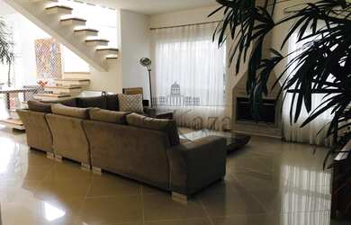 Imagem: A casa em condomínio possui 5 Dormitórios, 5 Banheiros, 4