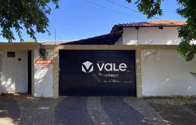 Imagem: A casa possui 4 Dormitórios, 1 Banheiro, 3 Vagas na garagem